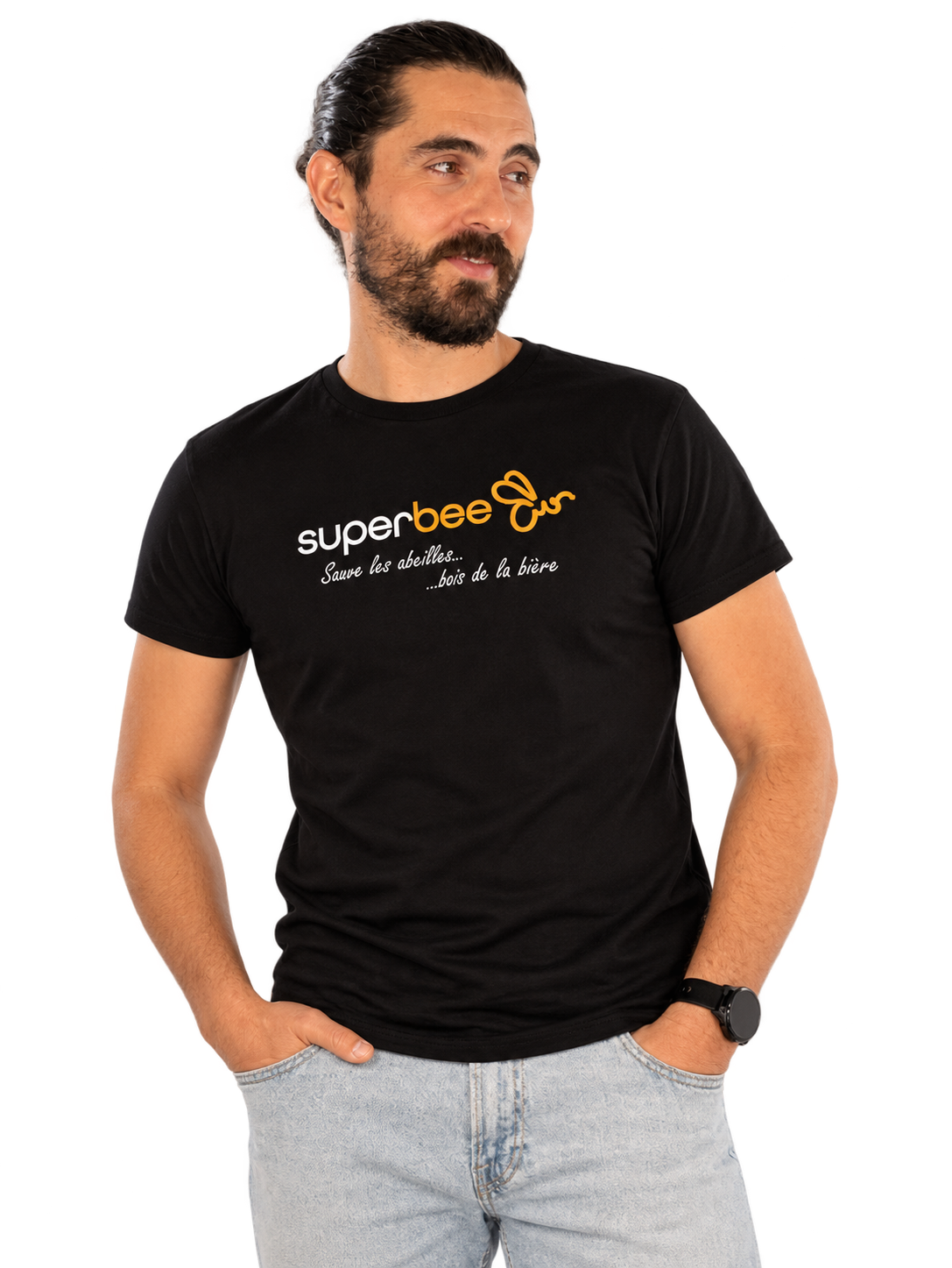 T-shirt iconique Superbee noir porté, logo blanc et jaune