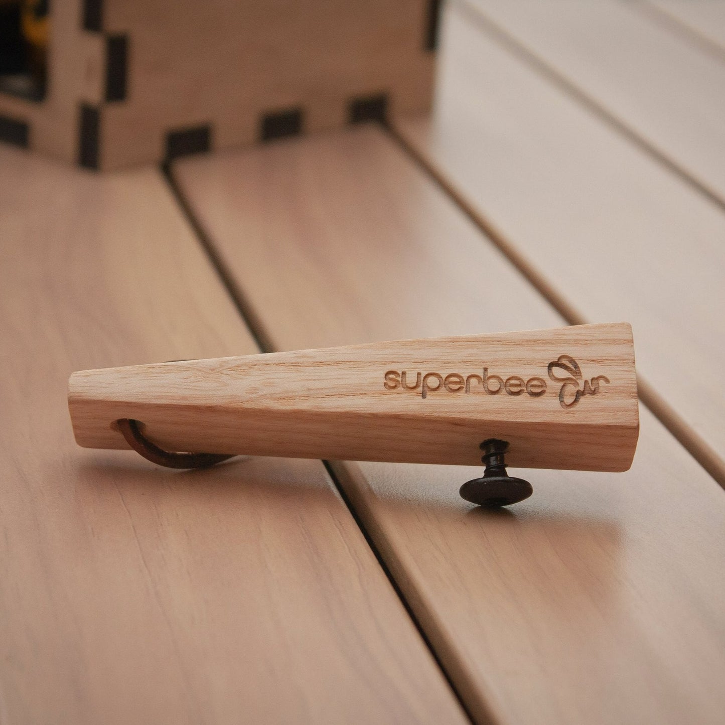 Décapsuleur en bois de ruche