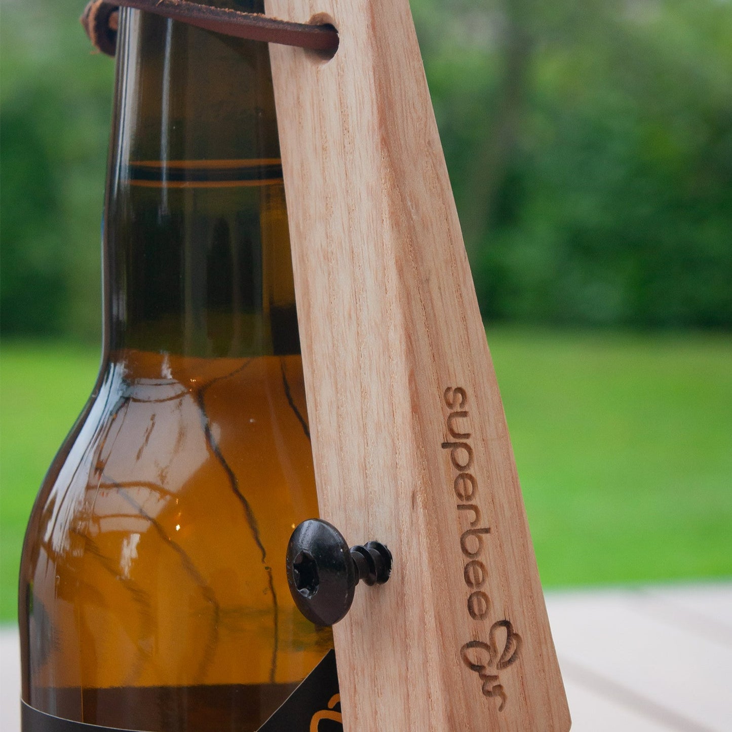Décapsuleur en bois de ruche